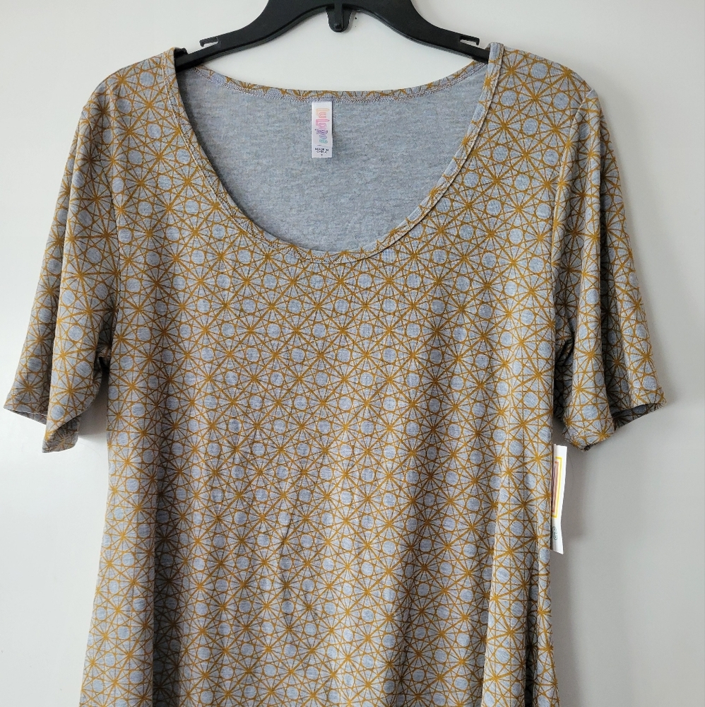 LulaRoe Women's geometric Blouse sz small. This is a lovey blouse!!